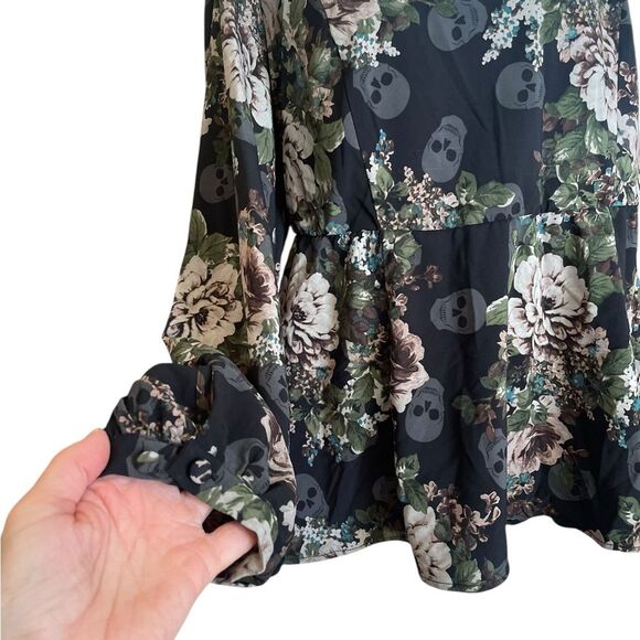 Torrid Flowers and Skull Print Blouse Peplum Crepe Sweetheart Neck Womens 2X - Picture 7 of 12
